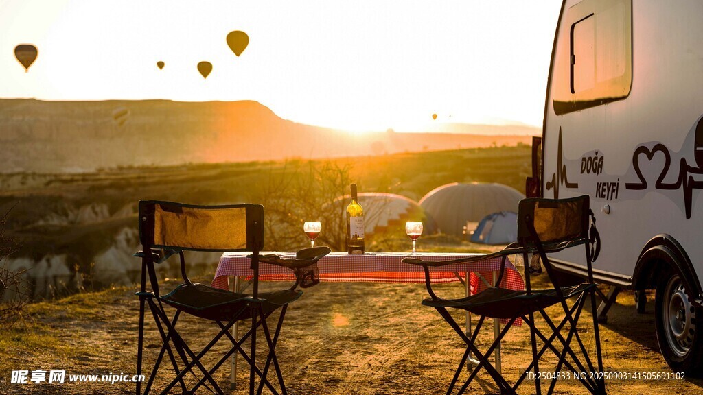 夕阳下的露营房车与座椅