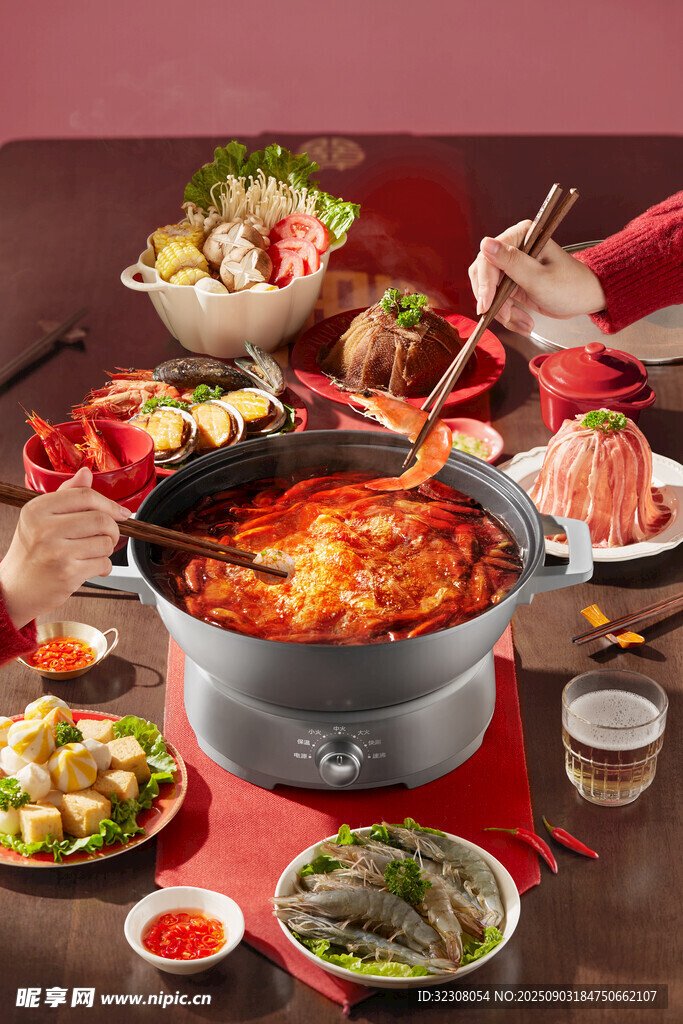 丰盛火锅聚餐场景