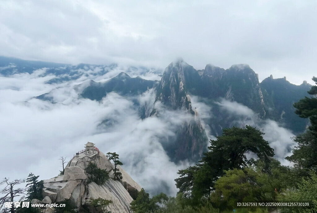 云雾缭绕的壮美山峰景色