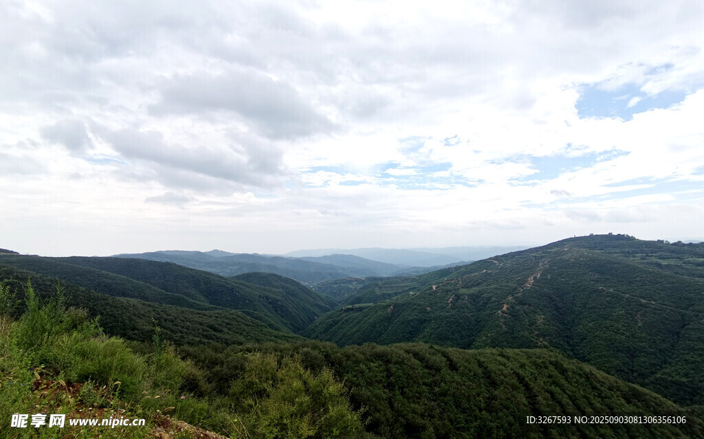 山峦云海间的壮美景色