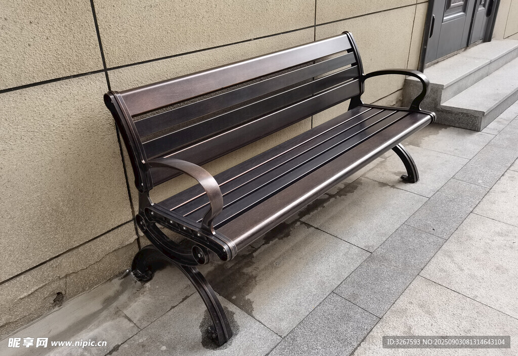 户外金属长椅特写