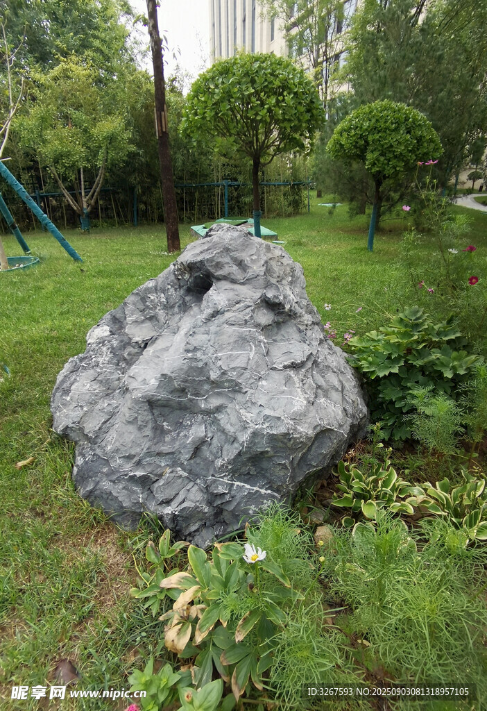 公园中的灰色景观石