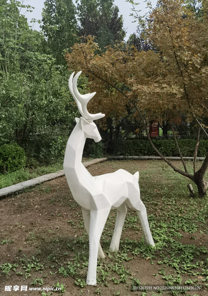 公园中的白色鹿形雕塑