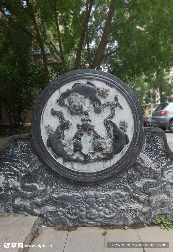 圆形龙纹石雕艺术景观