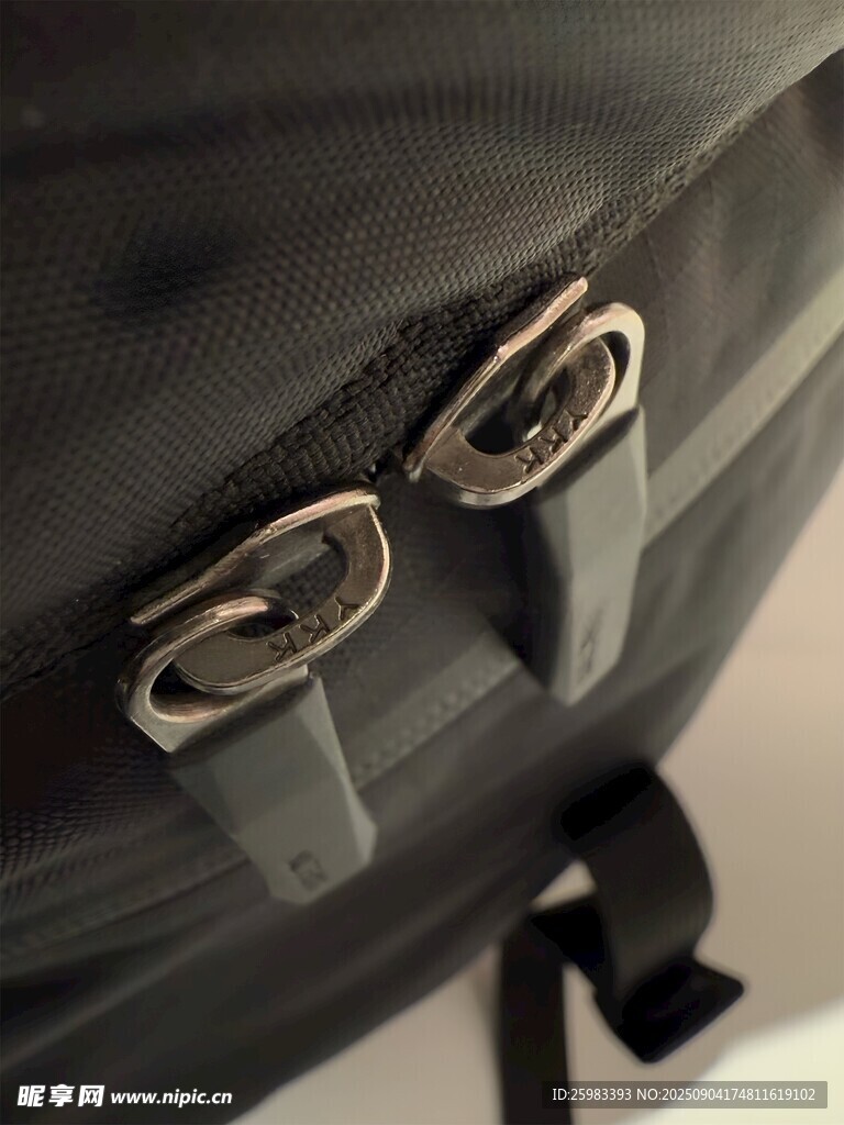 背包金属扣