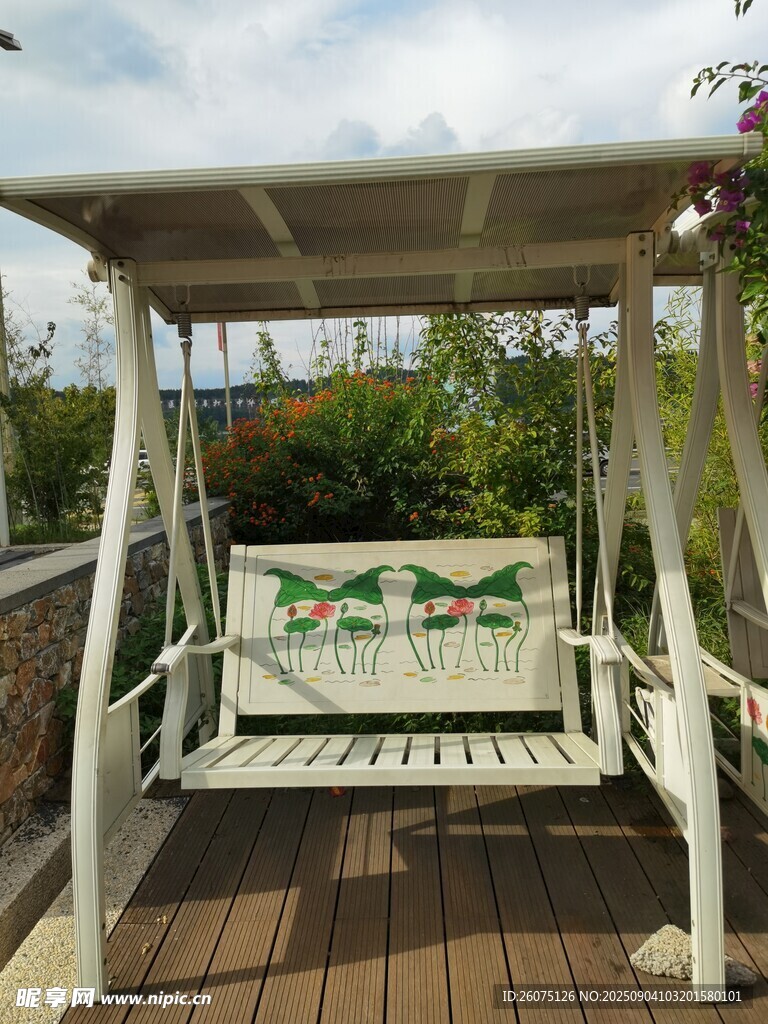 户外木质秋千椅景观