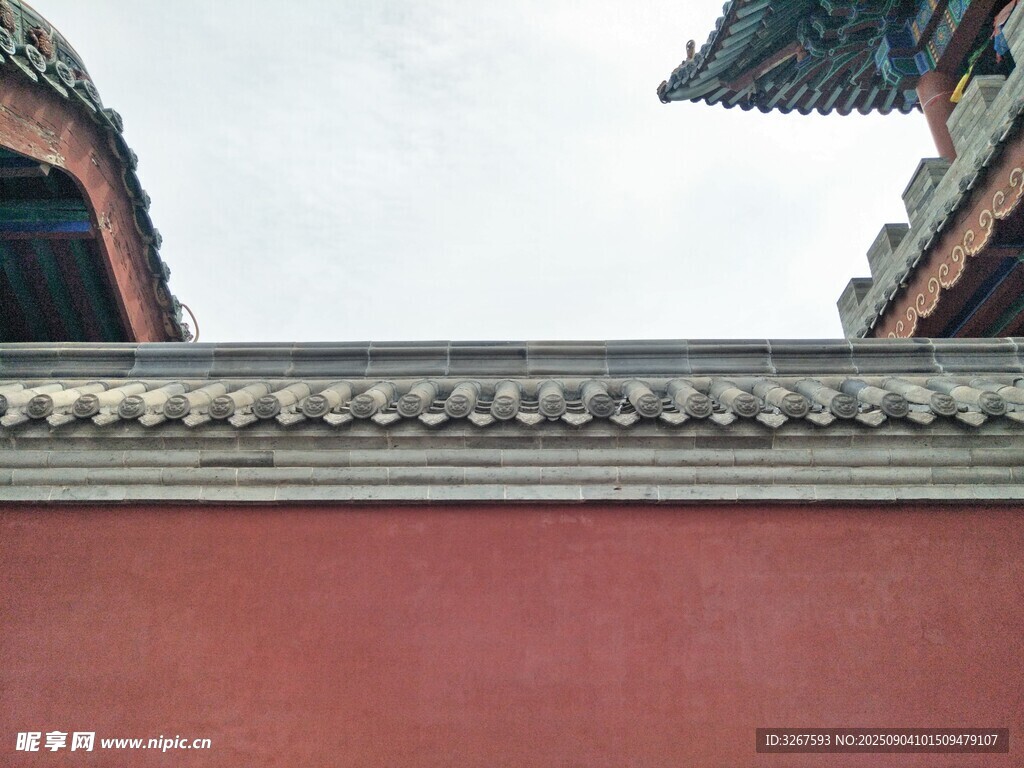 中式红墙古建筑屋檐一角