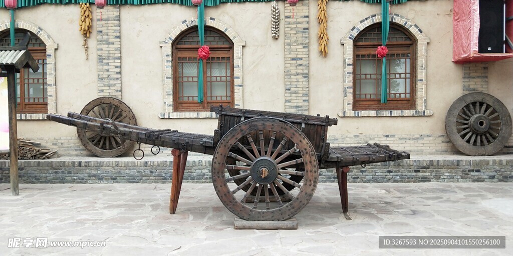 古老木轮车置于传统建筑前