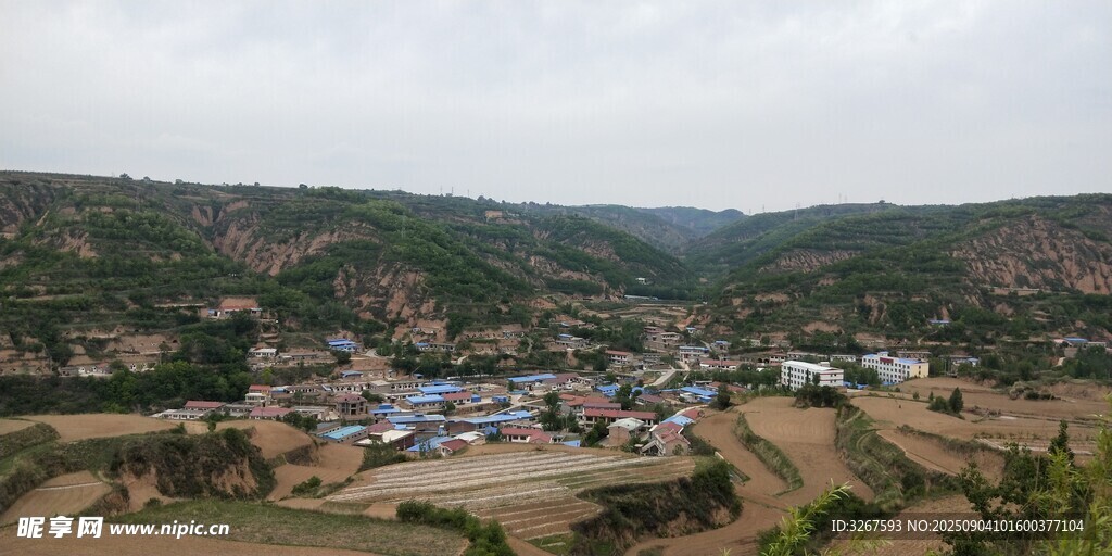 山间村落俯瞰美景