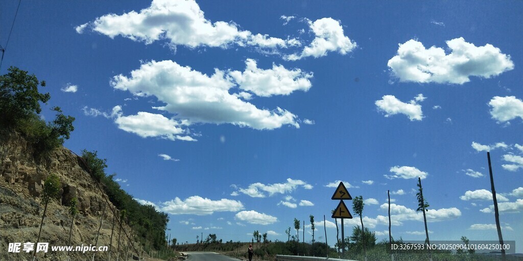 公路边的蓝天白云风景