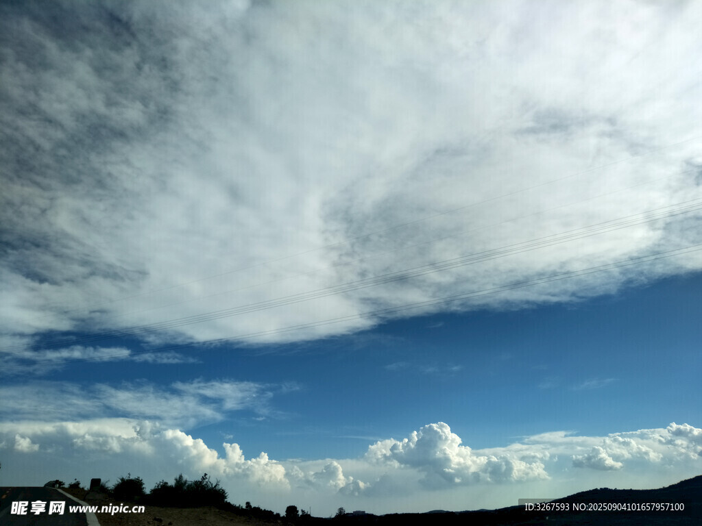 蓝天白云下的开阔景致