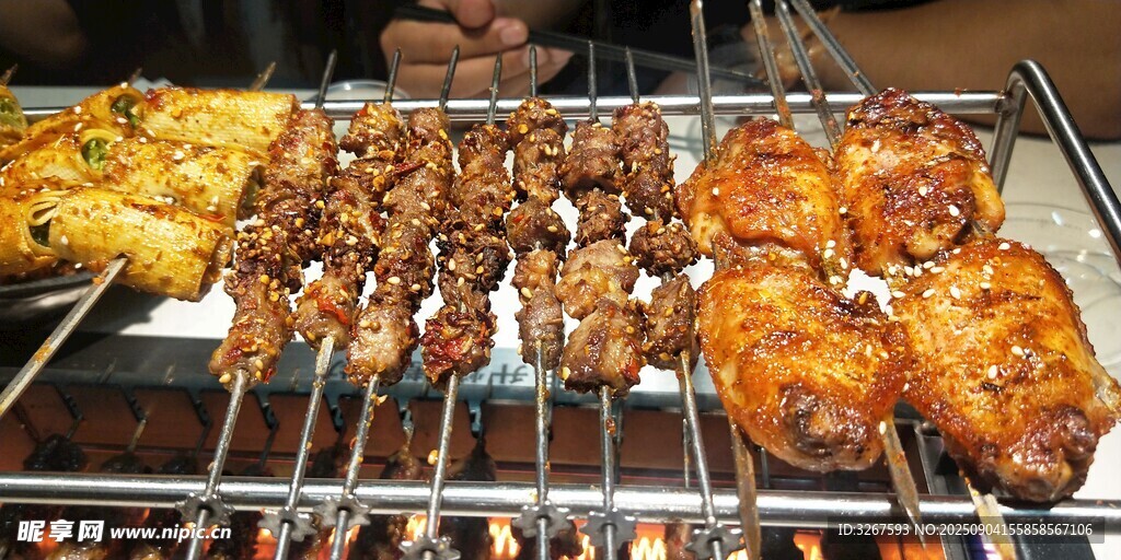 美味烧烤架上的多样烤肉