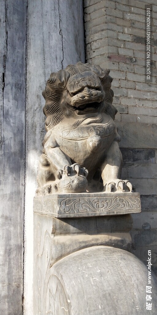 石狮子守护古老建筑一角