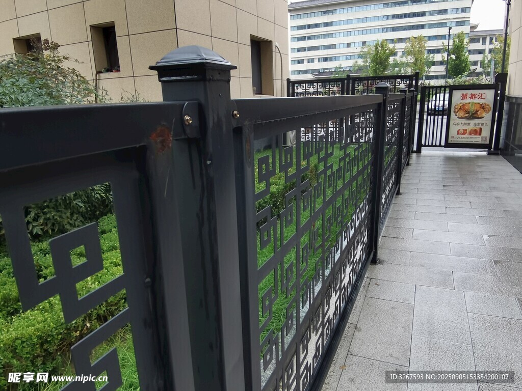 现代铁艺绿植围栏景观