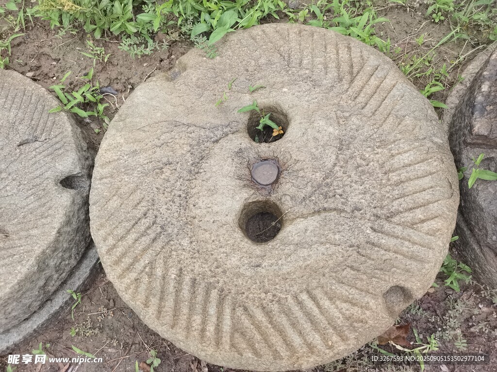 古老石磨盘特写