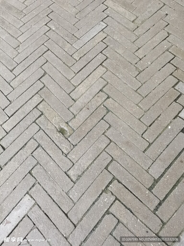 人字形铺砖路面