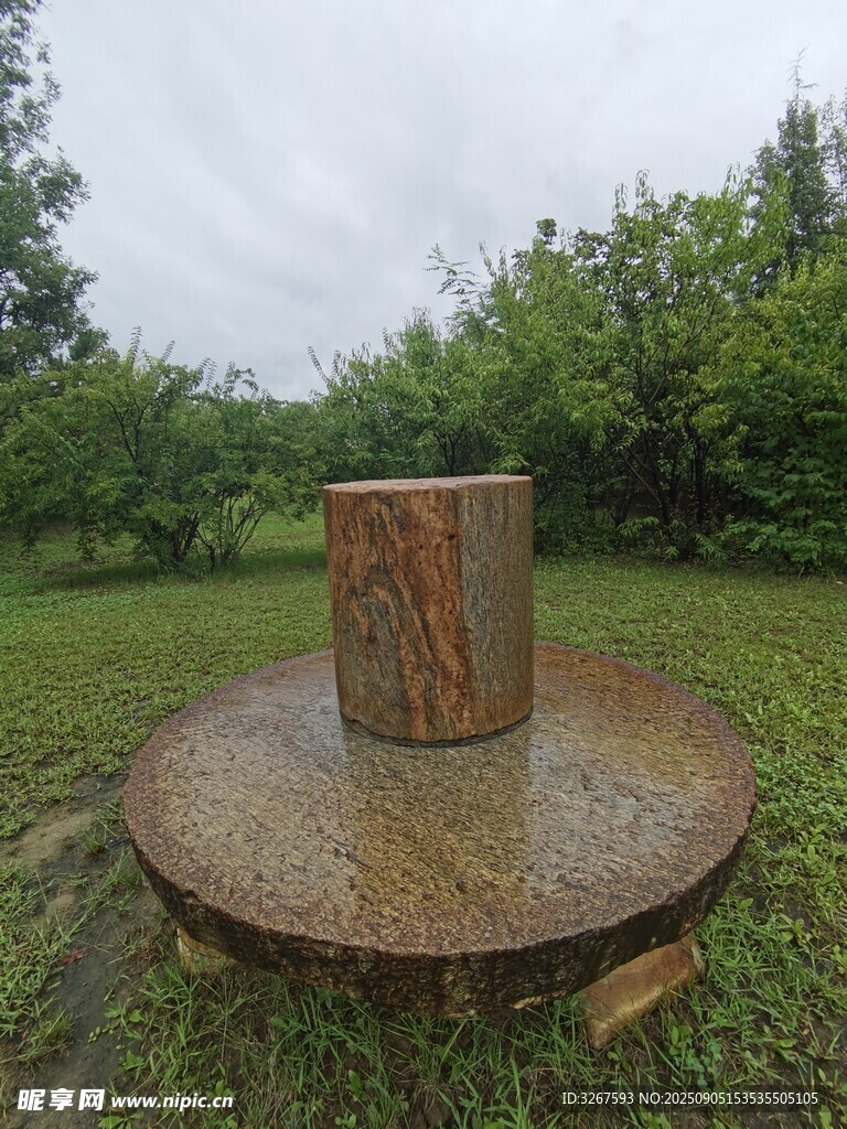 户外石制圆桌与圆柱景观