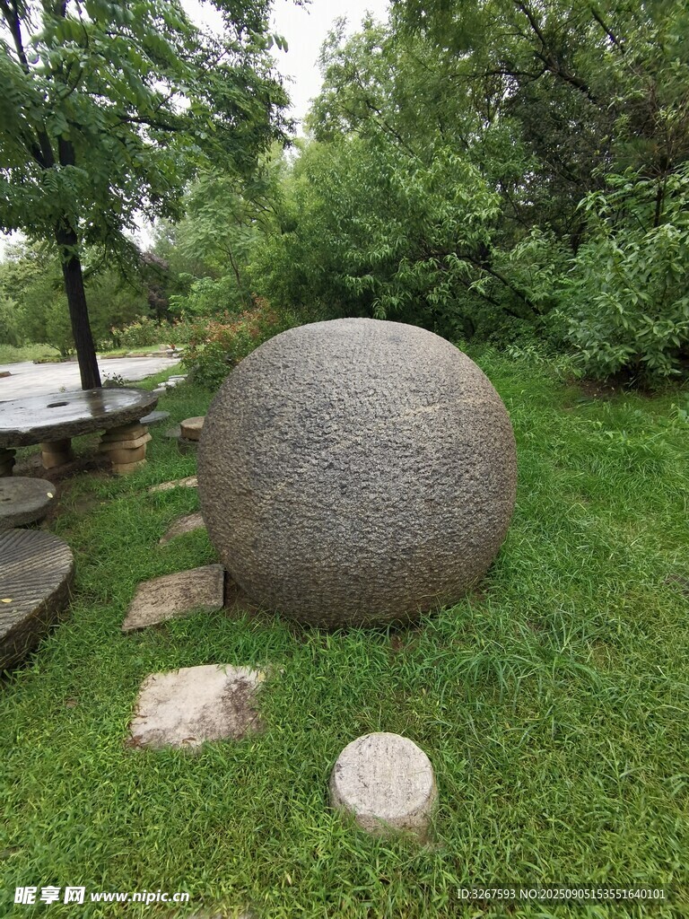 草地上的巨大石球