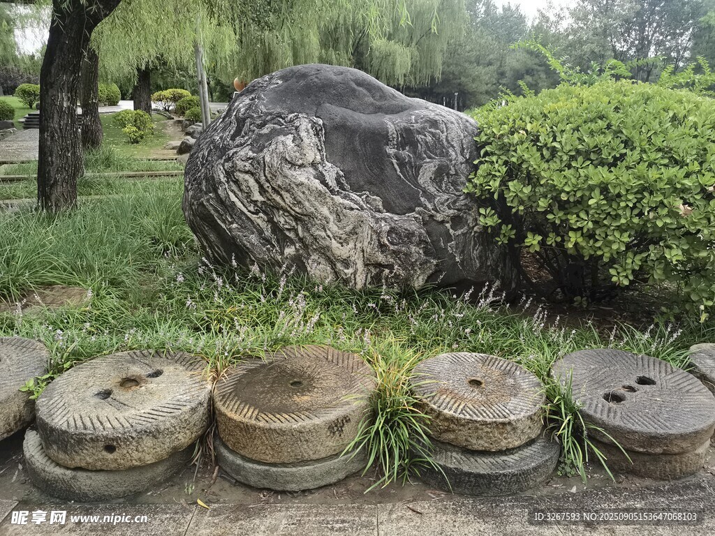 园林石景与古朴石墩景观