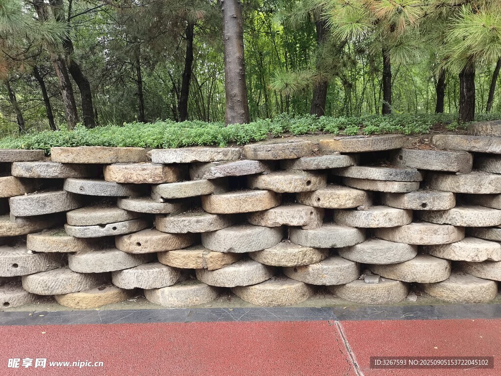 石砌景观墙绿意相伴