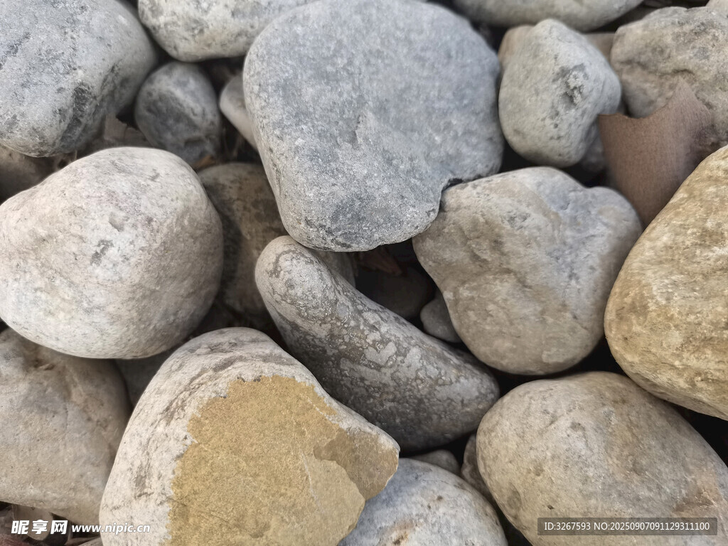 一堆形态各异的鹅卵石