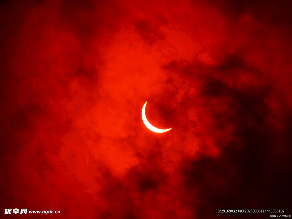 红色天空中的月牙景象