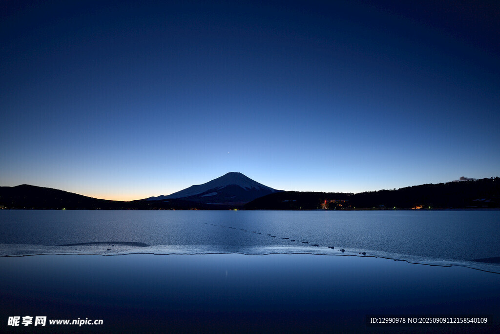 夜幕下静谧的湖与远山