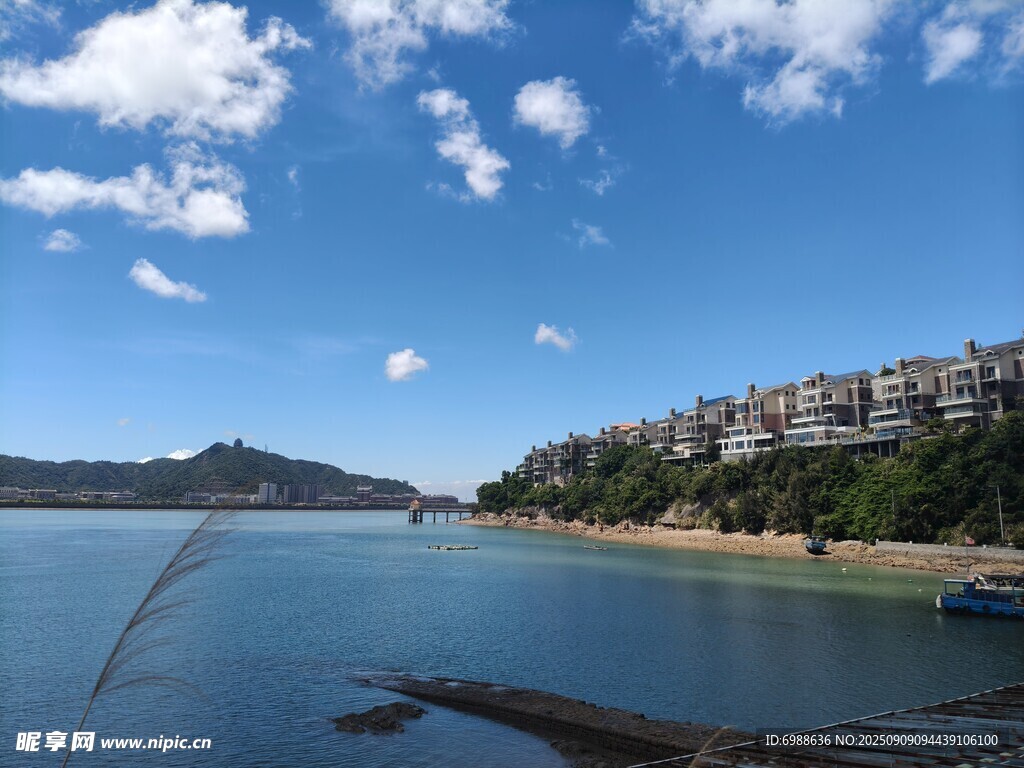 湖畔城市风光宁静美好