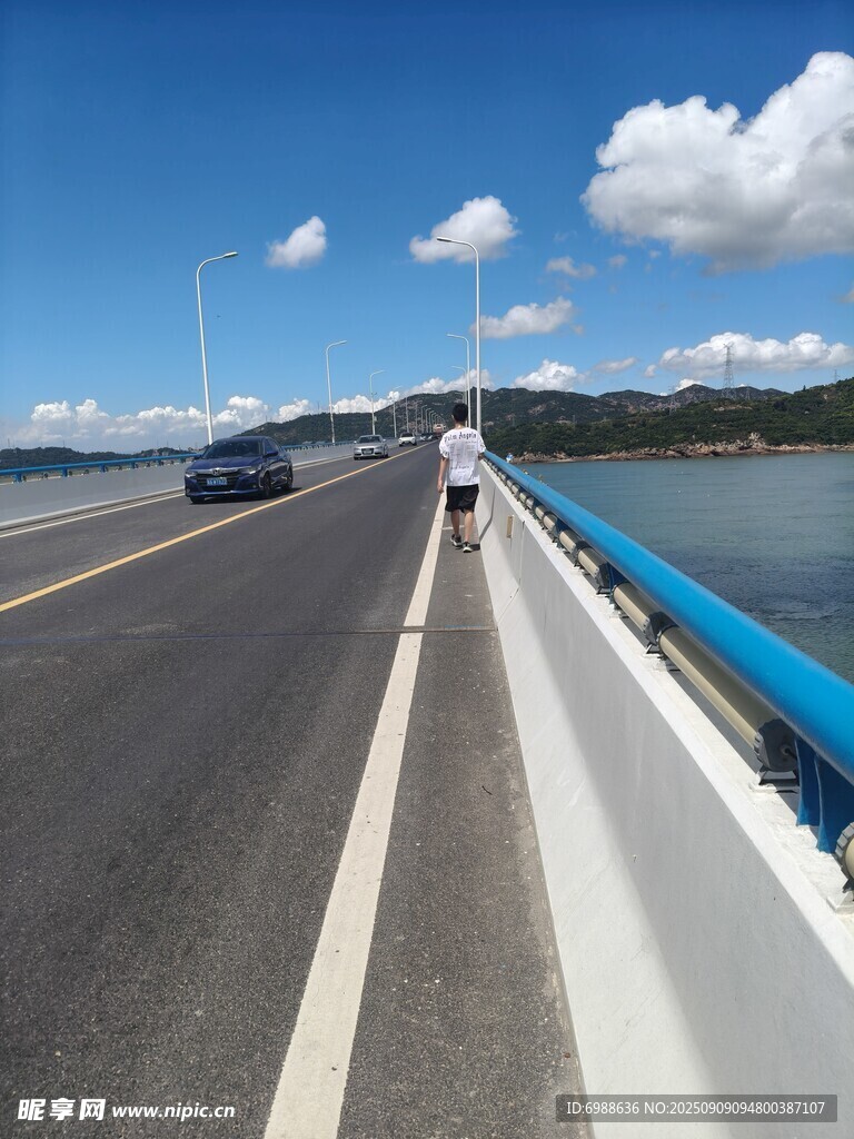 公路旁的开阔水域风景