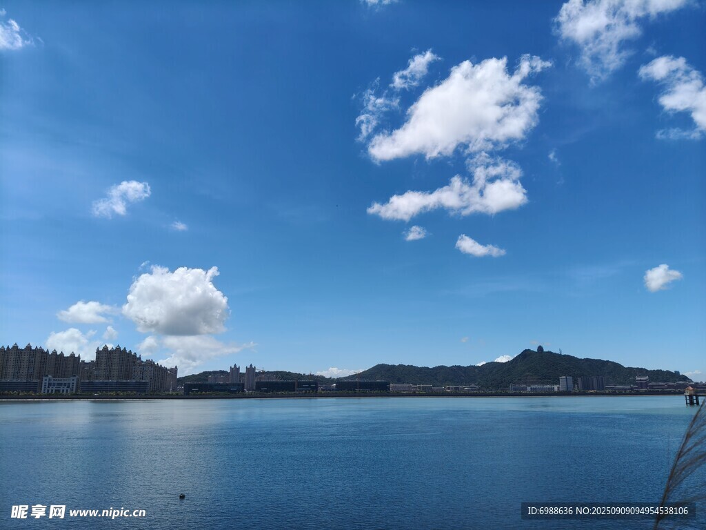 蓝天碧水间的宁静湖泊