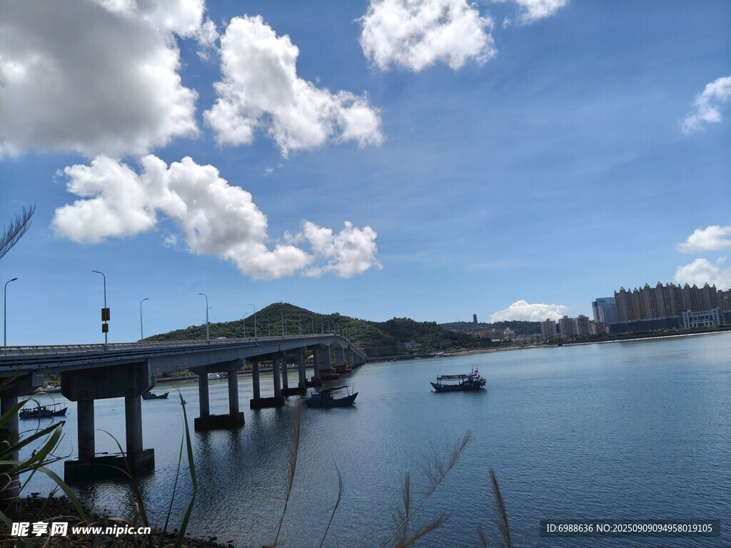 宁静湖畔的长桥与小船