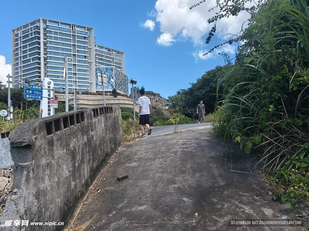 城市小道旁的现代建筑景观