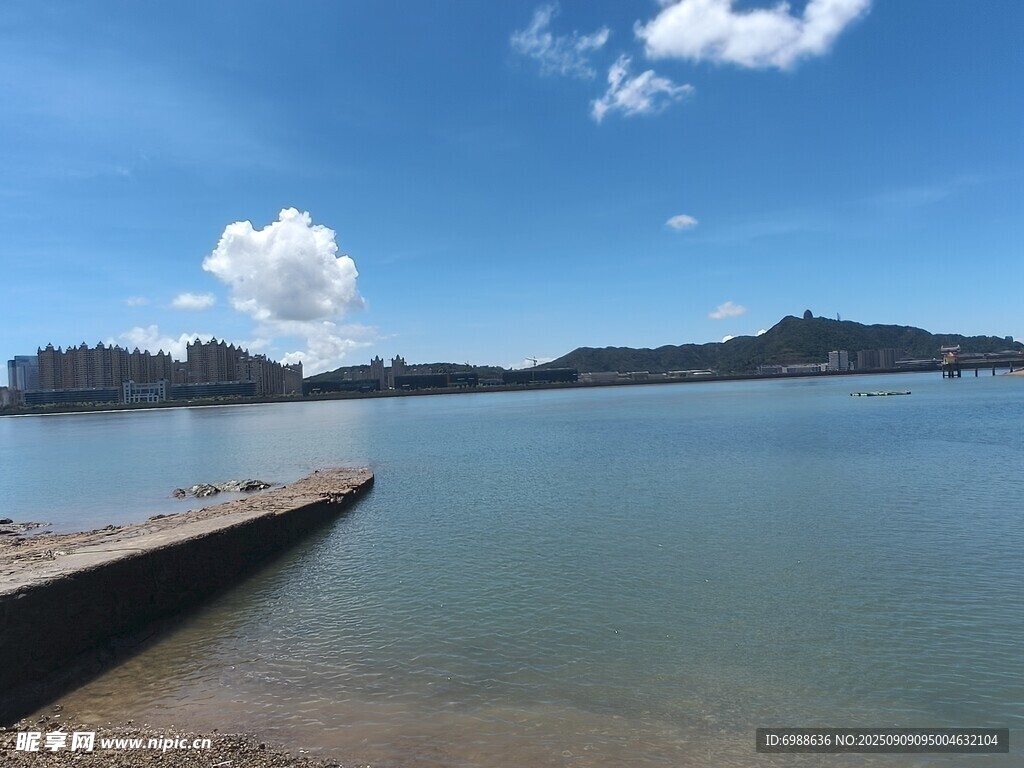 宁静湖畔的延伸码头