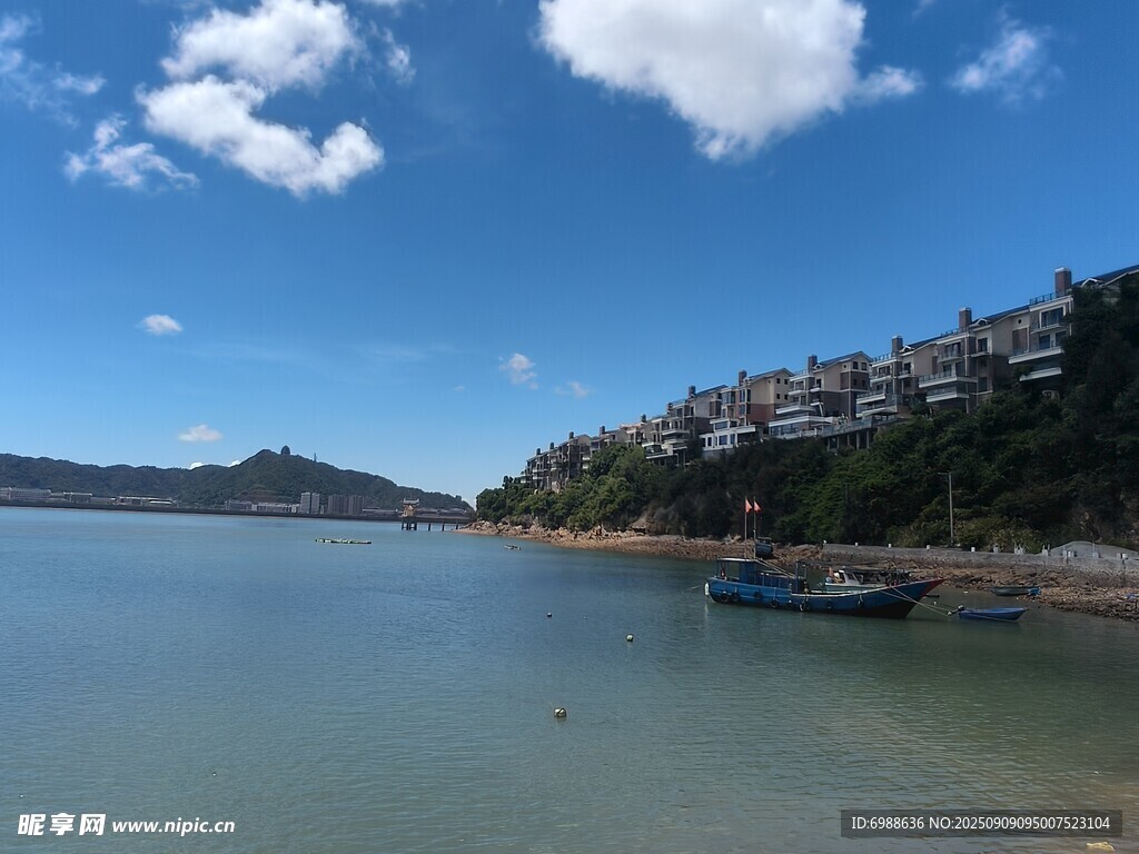 湖畔风光小船静泊于岸