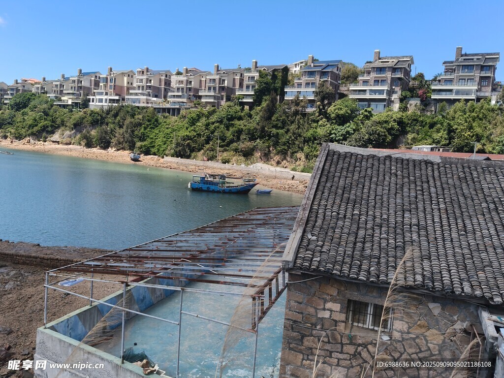 湖畔古建与现代泳池景观