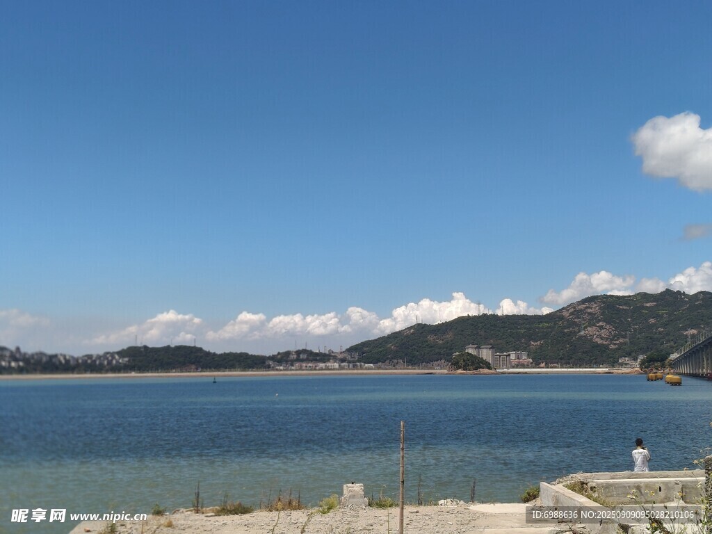海滨风光宁静水域与远山