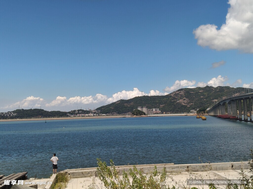 海滨风光宁静的蓝色水域