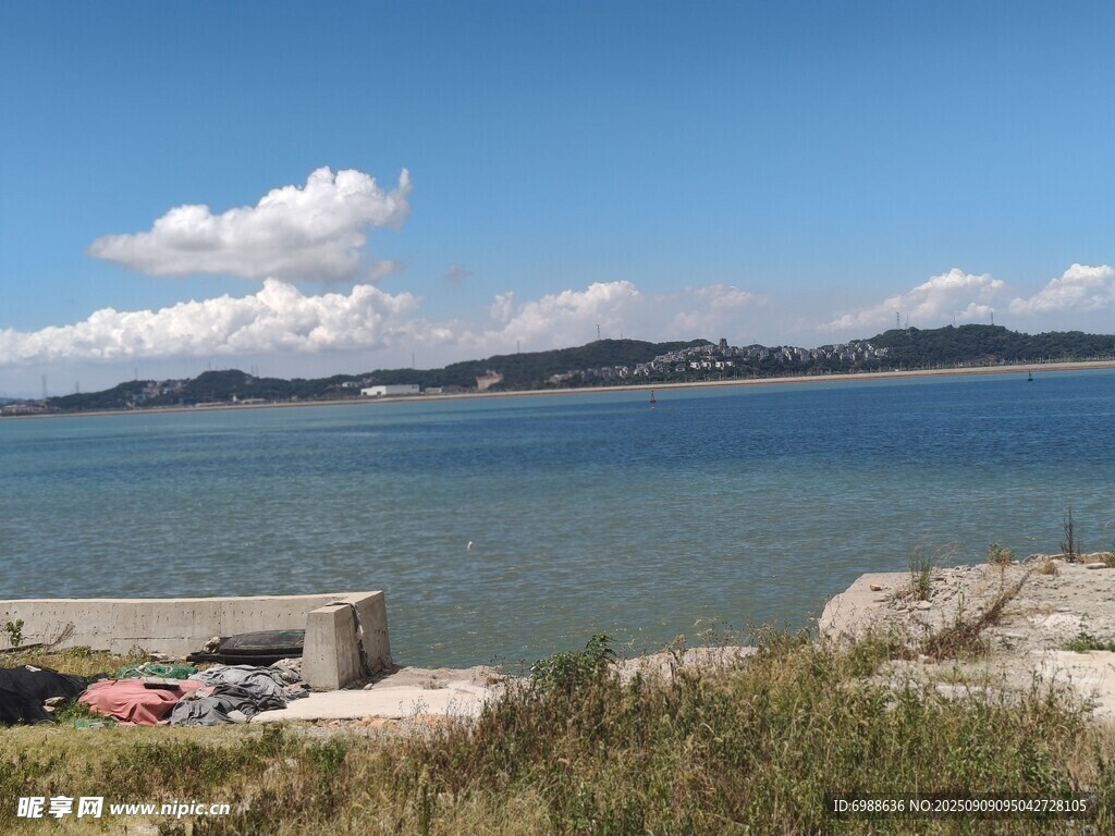 海边风景宁静的蓝色海域