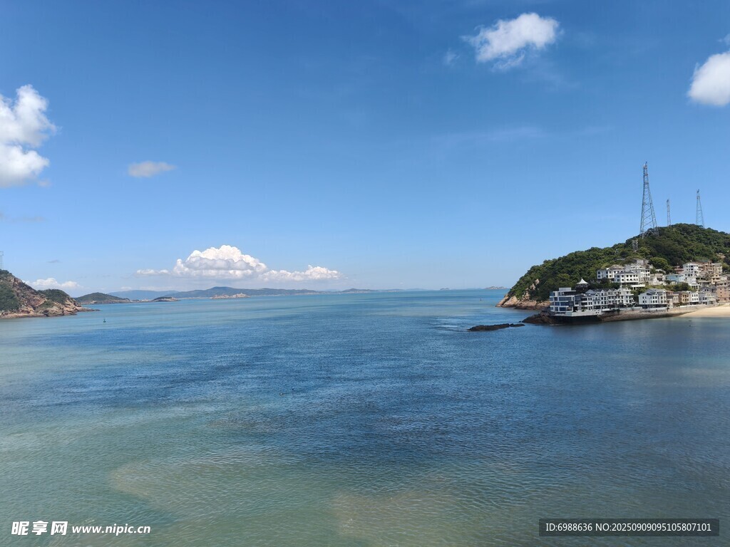 碧海蓝天中的美丽海岛