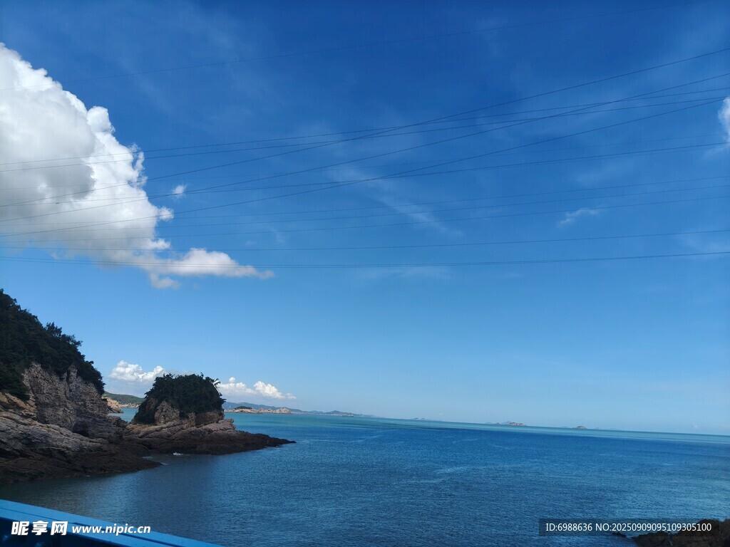 碧海蓝天的海边景致