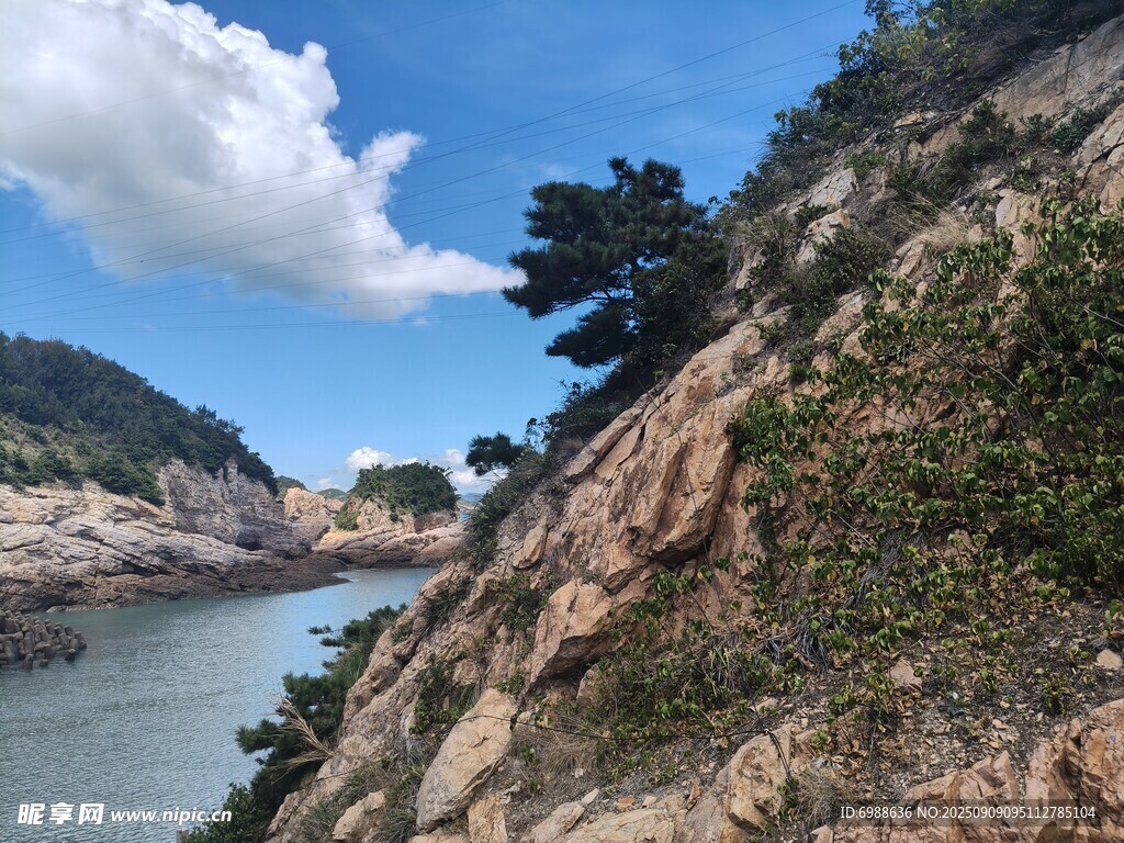 海岸边的嶙峋山石与蓝天