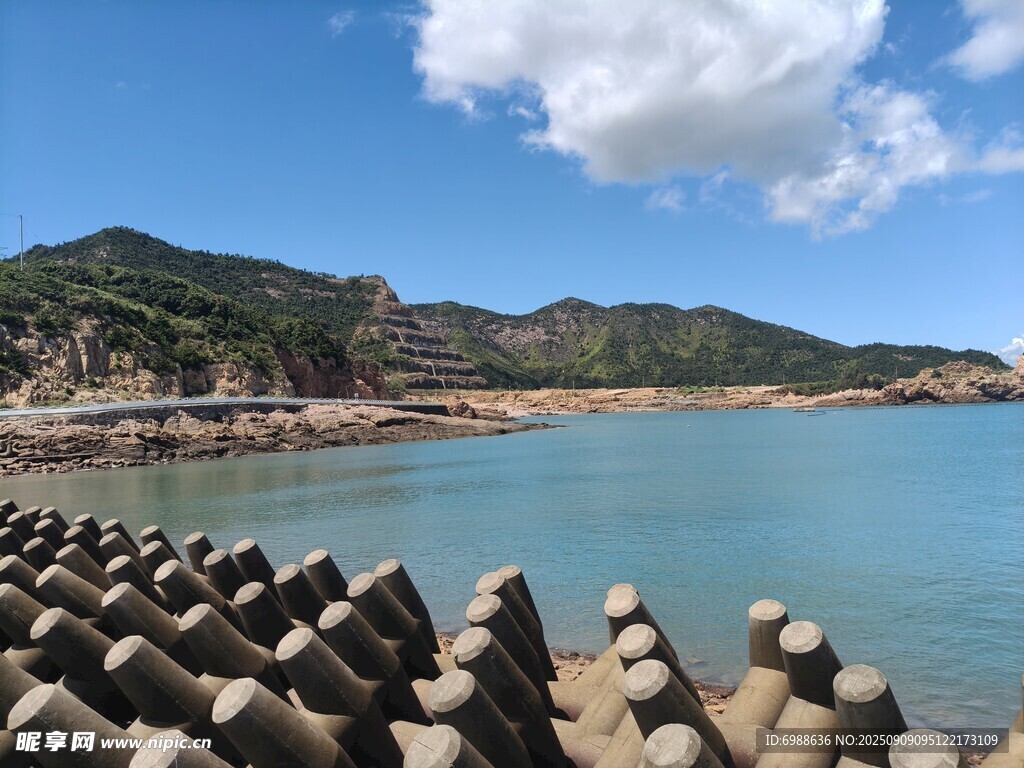 海边防波堤与蓝天青山