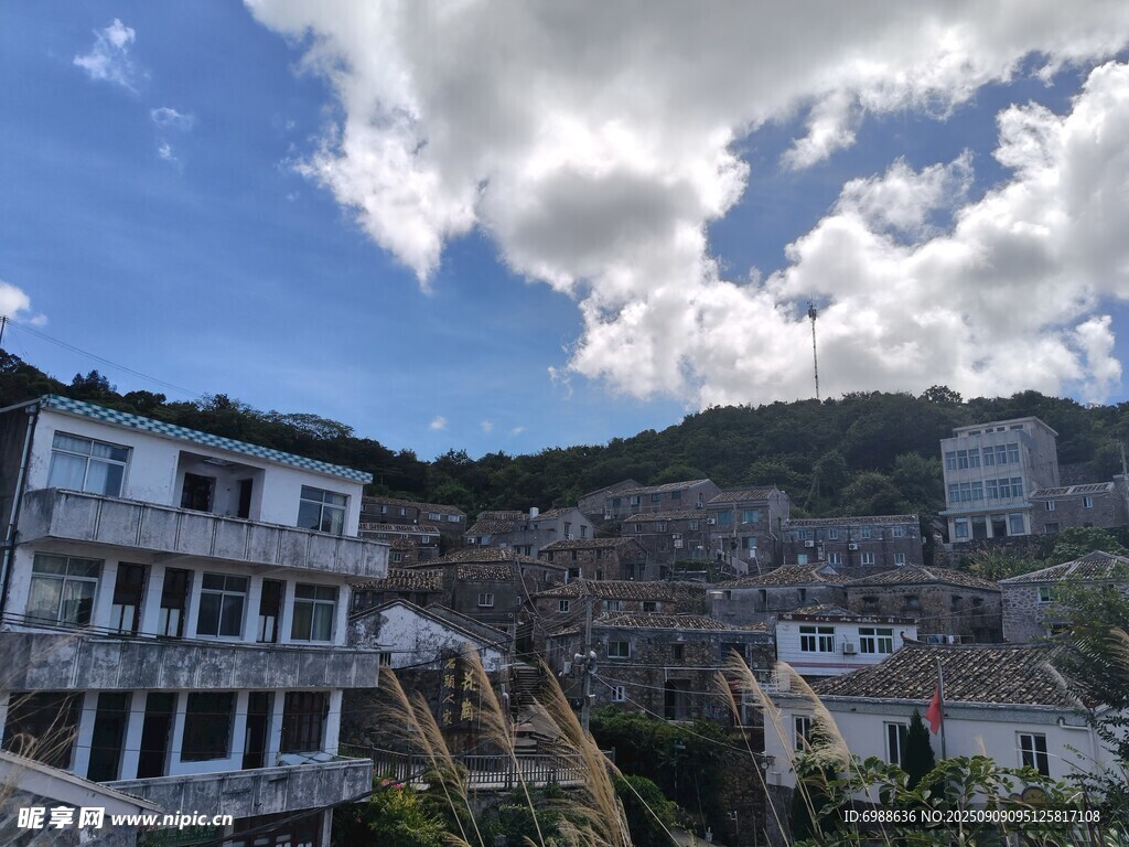 山间错落有致的房屋景观