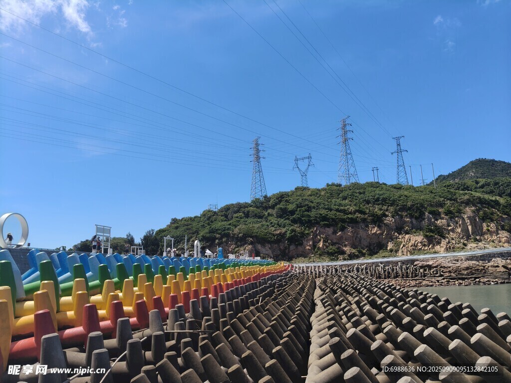 海边多彩设施与防波堤景观