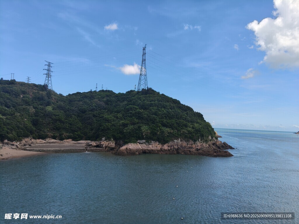 海边青山与输电塔景观
