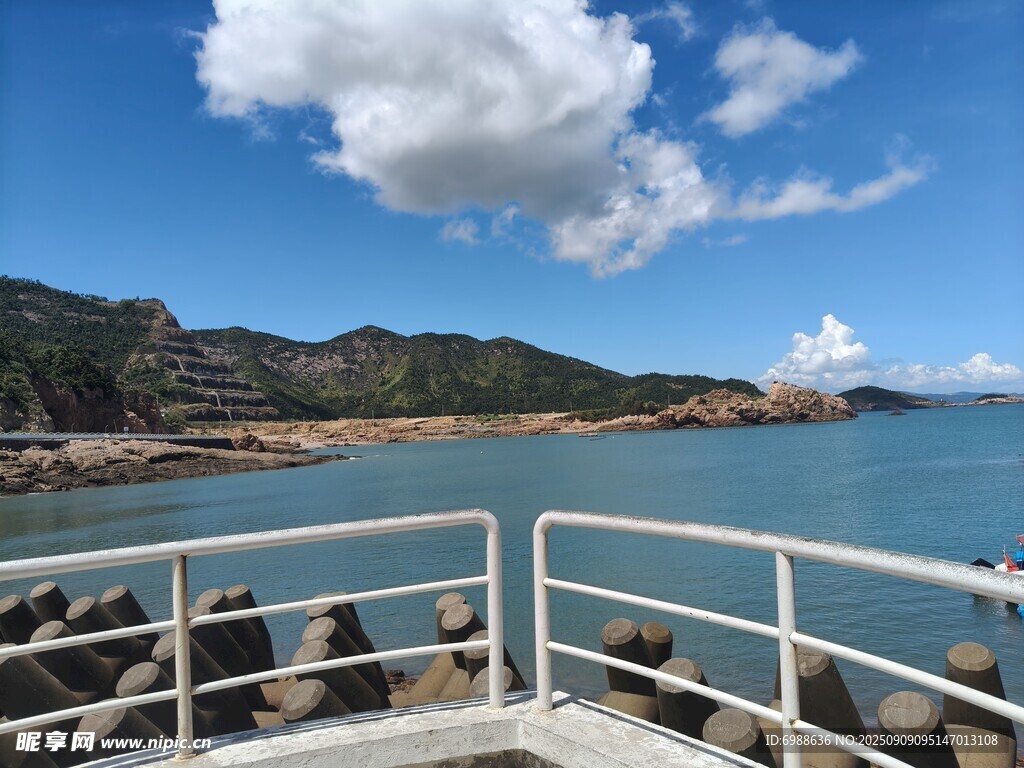 海边观景台眺望美丽海景