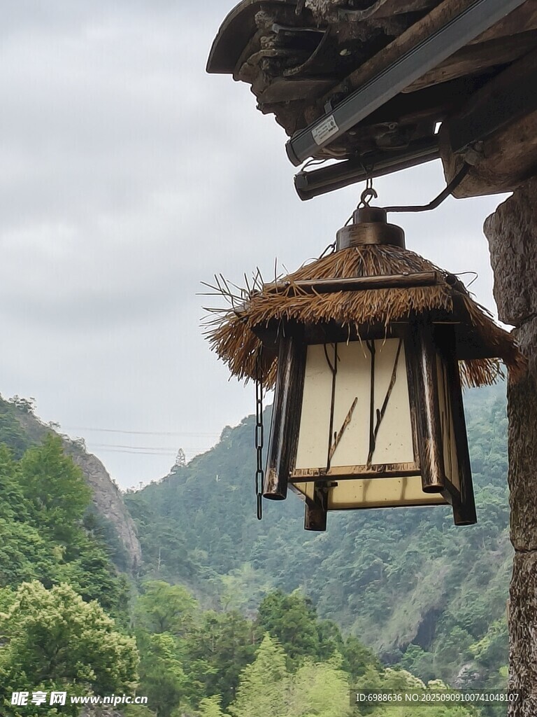 山间草顶灯笼自然景致