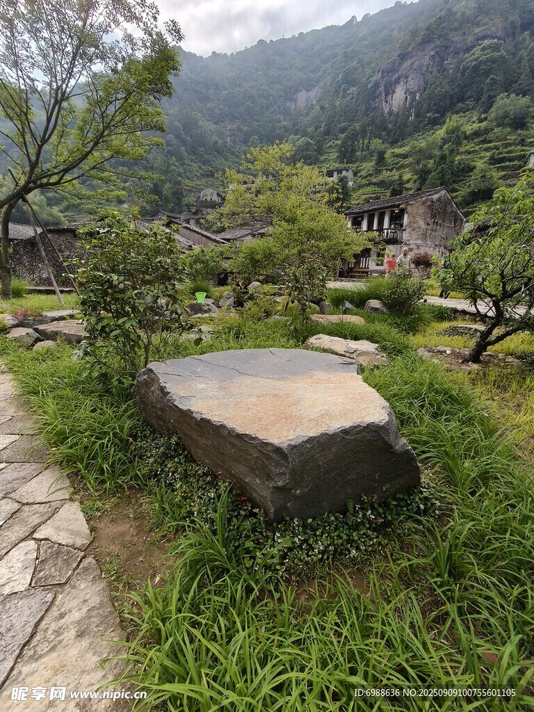 山间石景绿意环绕的静谧处