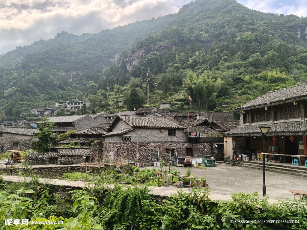 山间古朴村落景观