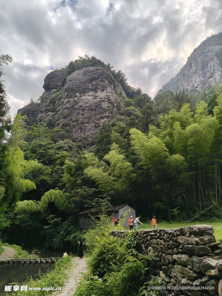 山间幽径翠竹环绕的美景